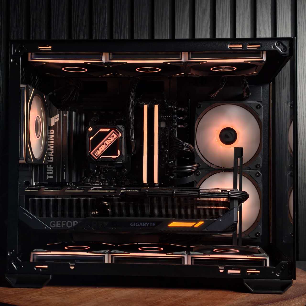 COOLER MASTER 481 BLACK · 正面内部特写 · 横置显卡与九风扇布局